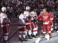 Aksi Vladimir Putin Main Hoki Es, Cetak 5 Gol vs Tim Legenda