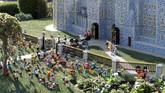 Disebut-sebut, hampir 60 ribu balok Lego yang digunakan untuk membangun replika Royal Wedding yang kemudian dipasang di taman bermain Legoland London, Inggris itu. (REUTERS/Peter Nicholls)