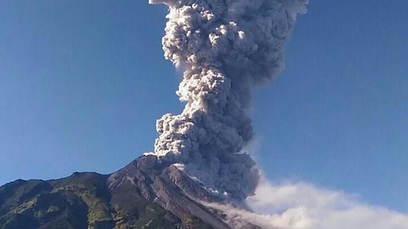 Foto Erupsi Merapi Setinggi 5 500 M Abu Ganggu Penerbangan