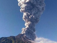 Merapi Erupsi Lagi, Bandara Solo & Semarang Ditutup