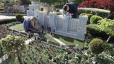 Ada pula Lego berbentuk orang tua Markle, yang memang diundang untuk mengantarkannya berjalan ke altar di mana Harry dan pendeta menunggunya pada Sabtu (19/5) nanti. (REUTERS/Peter Nicholls)