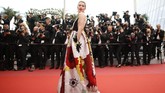 Masih di pemutaran film 'Sorry Angle', aktris Amber Heard mengenakan busana bold Valentino, dengan motif ukuran besar yang mencolok mata. Aksinya tak pelak membuat sorot kamera tak berhenti memotretnya. (REUTERS/Stephane Mahe)