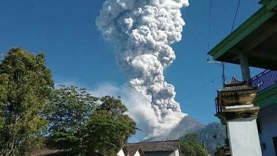 Gunung Merapi meletus pagi ini.