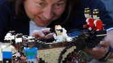 Lego sosok Markle sendiri menggunakan 60 balok. Itu termasuk gaun dan tudungnya. (REUTERS/Peter Nicholls)