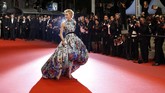 Sejumlah selebriti mengubah karpet merah Festival Film Cannes 2018, di Perancis menjadi seolah runway peragaan busana. Aktris Cate Blanchett yang tahun ini didapuk sebagai ketua juri, memukau dengan gaun custom Mary Katrantzou saat berjalan di pemutaran film 'Cold War', Kamis (10/5). (REUTERS/Stephane Mahe)