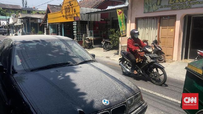 Hujan Abu Guyur Sebagian Yogyakarta Akibat Erupsi Merapi