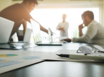 Kesemuan Akal dalam Kepemimpinan: Menuju Perpecahan atau Transformasi?