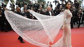 Pada pemutaran film 'Sorry Angel', Araya Hargate tampil bak 'dewi' dengan busana putih transparan yang anggun serta elegan. Ia mendapat 'bantuan' yang membuatnya tampak bersayap. (REUTERS/Stephane Mahe)