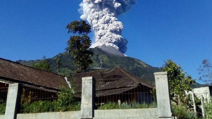 Letusan melontarkan abu vulkanik, pasir dan material piroklatik