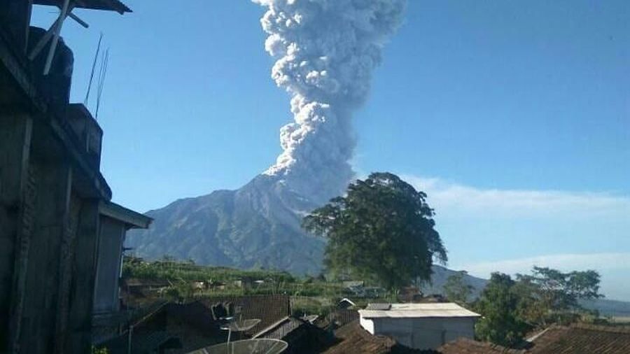 Gunung Merapi meletus pagi ini mengakibatkan sejumlah penerbangan terganggu.