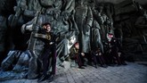 Prajurit muda Ukraina beristirahat pada sebuah patung setelah ia berparade di museum udara terbuka Perang Dunia II di Kiev. Sekitar 700 prajurit militer Ukraina mengambil bagian dalam parade untuk mengingat hari kemerdekaan tersebut. (AFP PHOTO / Sergei SUPINSKY)