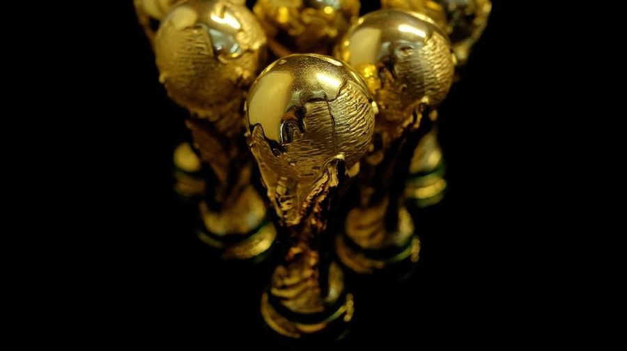 Replika skors down dari Piala Dunia FIFA 2018 ditampilkan di showroom sebuah pabrik yang memproduksi produk berlisensi resmi di Dongguan, China 8 Mei 2018. Gambar diambil 8 Mei 2018. REUTERS / Bobby Yip