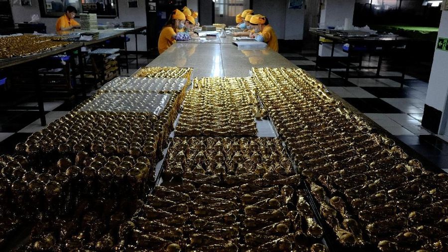 Sejumlah replika trofi Piala Dunia berukuran 15cm yang siap dijual dari pabrik di Dongguan China.