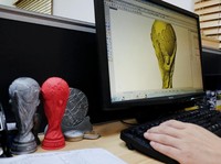 Sebuah monitor menampilkan ilustrasi Piala Dunia FIFA 2018 di sebuah pabrik yang memproduksi produk berlisensi resmi di Dongguan, China 8 Mei 2018. Gambar diambil 8 Mei 2018. REUTERS / Bobby Yip