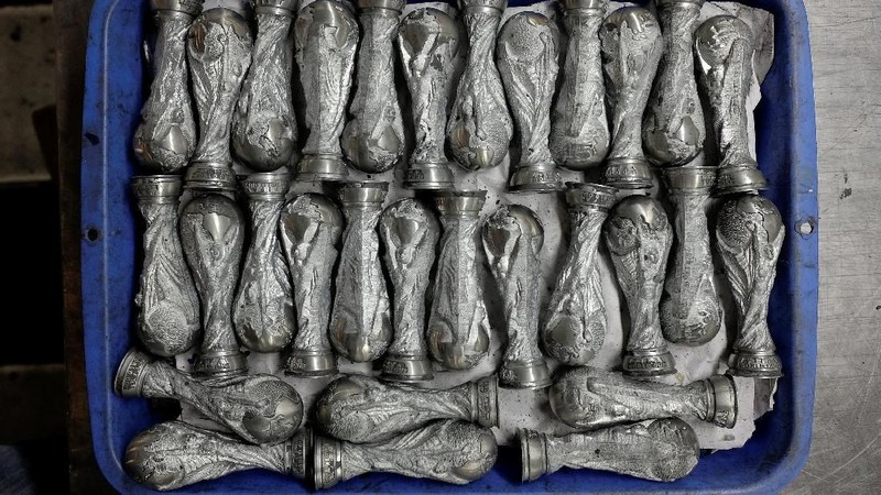 Sejumlah replika trofi Piala Dunia berukuran 15cm yang siap dijual dari pabrik di Dongguan China.