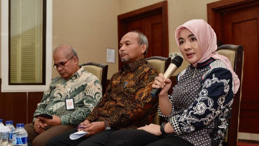 Plt Dirut Pertamina hadir ke konferensi pers menggunakan sepatu Fendi yang berkilau dengan batu-batunya.
