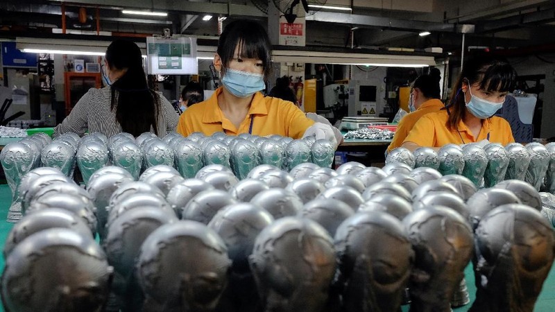 Sejumlah replika trofi Piala Dunia berukuran 15cm yang siap dijual dari pabrik di Dongguan China.