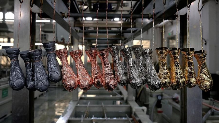 Sejumlah replika trofi Piala Dunia berukuran 15cm yang siap dijual dari pabrik di Dongguan China.