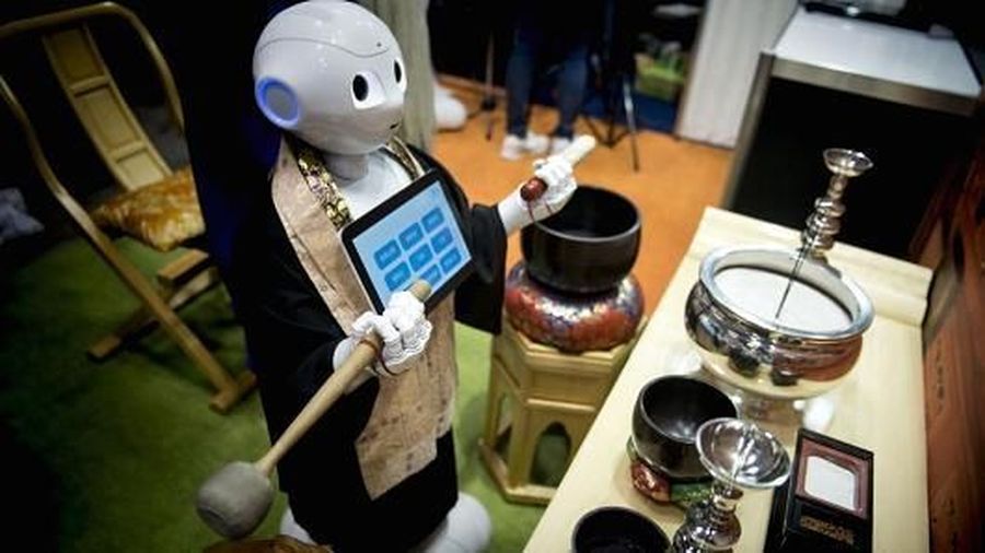 Di Jepang Robot Peppa jadi membantu upacara pemakaman dengan harga yang lebih murah.
