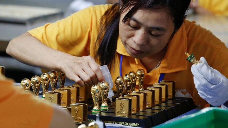 Sejumlah replika trofi Piala Dunia berukuran 15cm yang siap dijual dari pabrik di Dongguan China.