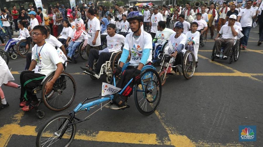 Ribuan peserta memeriahkan parade Asian Games 2018 di jalur car free day pada Minggu (13/5/2018). Parade digelar oleh Inasgoc untuk 100 hari jelang Asian Games.