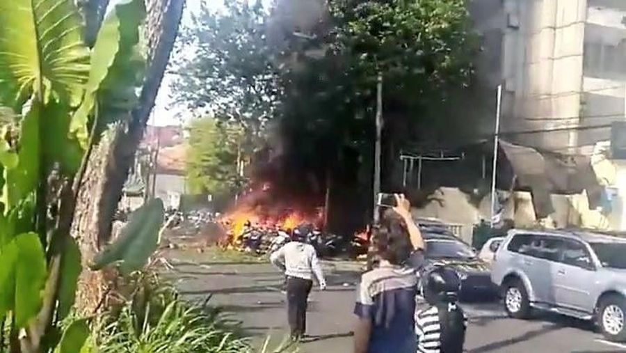 Teror bom kembali melanda Indonesia, kali ini terjadi di Surabaya, Jawa Timur, yang merupakan kota kedua terbesar di negara ini.