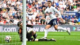 Tottenham Hotspur berhasil mengamakan posisi tiga besar setelah mengalahkan Leicester City 5-4 di Stadion Wembley. Winger Spurs Erik Lamela mencetak satu gol di laga ini. (REUTERS/Dylan Martinez)