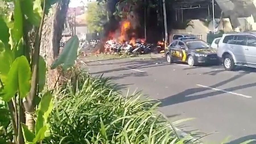 Petugas melakukan pemeriksaan ketat terhadap para penumpang yang hilir mudik di terminal-terminal yang ada di Surabaya, Jawa Timur.