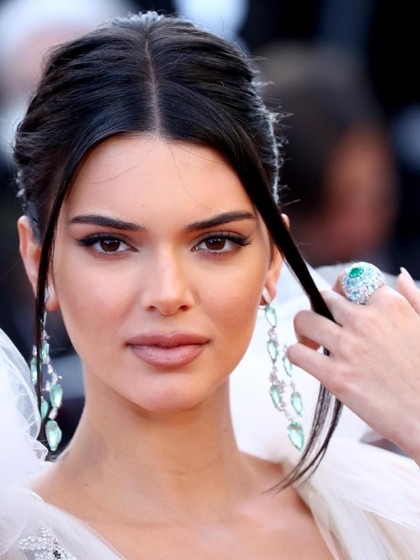 Lagi, Kendall Jenner Bergaun Menerawang Tanpa Bra di Cannes Lagi, Kendall Jenner Bergaun Menerawang Tanpa Bra di Cannes