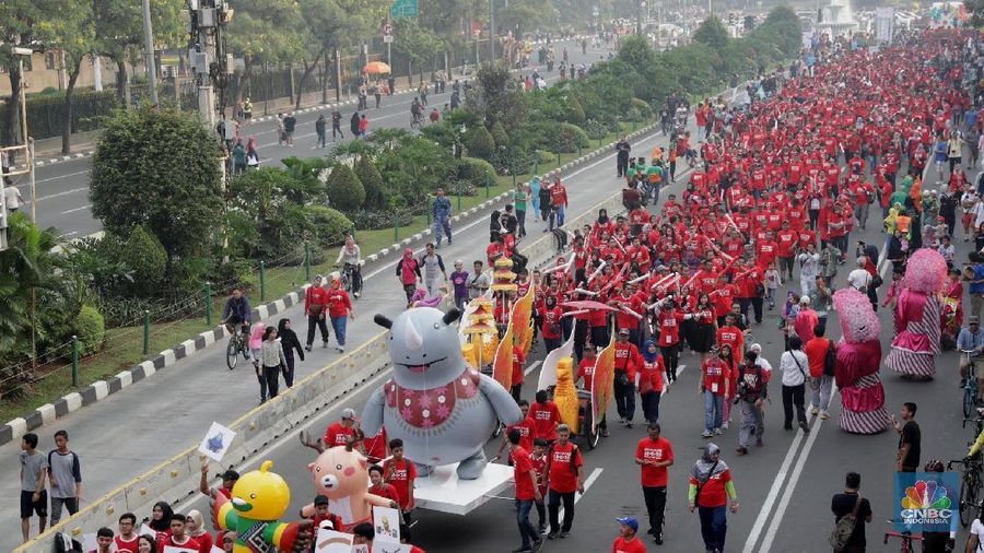 Ribuan peserta memeriahkan parade Asian Games 2018 di jalur car free day pada Minggu (13/5/2018). Parade digelar oleh Inasgoc untuk 100 hari jelang Asian Games.