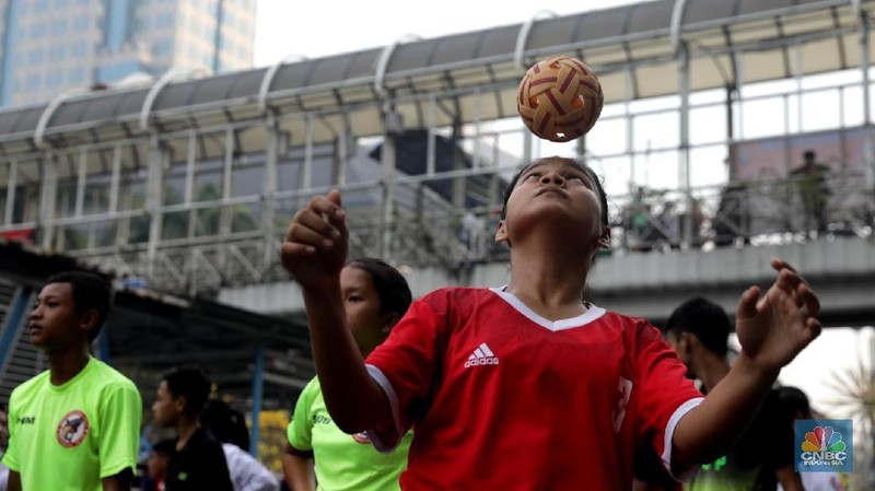 Ribuan peserta memeriahkan parade Asian Games 2018 di jalur car free day pada Minggu (13/5/2018). Parade digelar oleh Inasgoc untuk 100 hari jelang Asian Games.