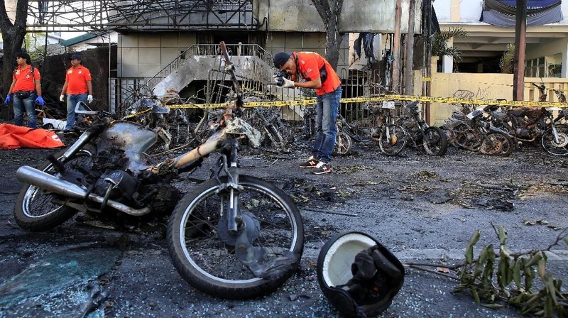 Ledakan bom yang terjadi di Surabaya hari ini menelan korban jiwa sebanyak 11 orang dan luka-luka 41 orang.