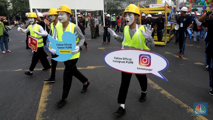 Ribuan peserta memeriahkan parade Asian Games 2018 di jalur car free day pada Minggu (13/5/2018). Parade digelar oleh Inasgoc untuk 100 hari jelang Asian Games.