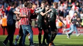 Para penggemar Southampton berusaha melakukan selfie dengan bintang Manchester City seperti Kevin De Bruyne dan John Stones. Man City menang 1-0 atas Southampton lewat gol telat Gabriel Jesus. (REUTERS/David Klein)