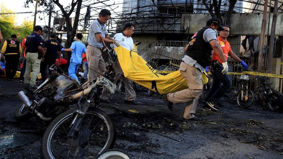 Ledakan bom yang terjadi di Surabaya hari ini menelan korban jiwa sebanyak 11 orang dan luka-luka 41 orang.