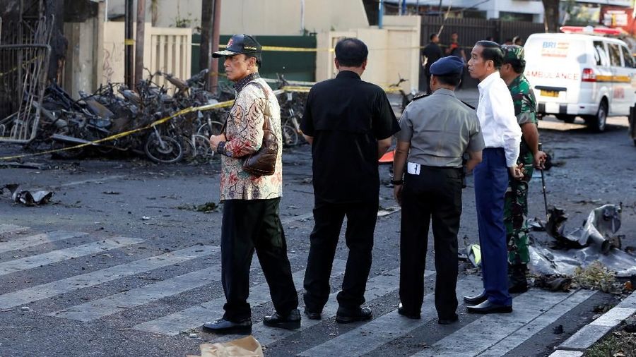 Presiden Joko Widodo terbang ke Surabaya dan menyambangi lokasi terjadinya ledakan bom di salah satu gereja yang menjadi target teror, Minggu (13/5/2018).