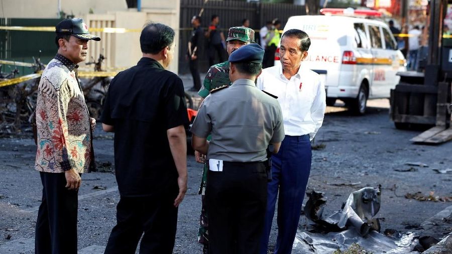 Presiden Joko Widodo terbang ke Surabaya dan menyambangi lokasi terjadinya ledakan bom di salah satu gereja yang menjadi target teror, Minggu (13/5/2018).