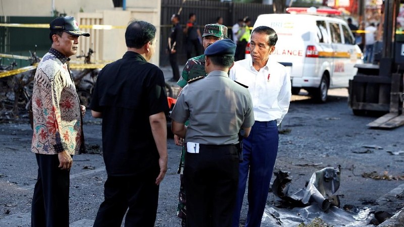 Presiden Joko Widodo terbang ke Surabaya dan menyambangi lokasi terjadinya ledakan bom di salah satu gereja yang menjadi target teror, Minggu (13/5/2018).
