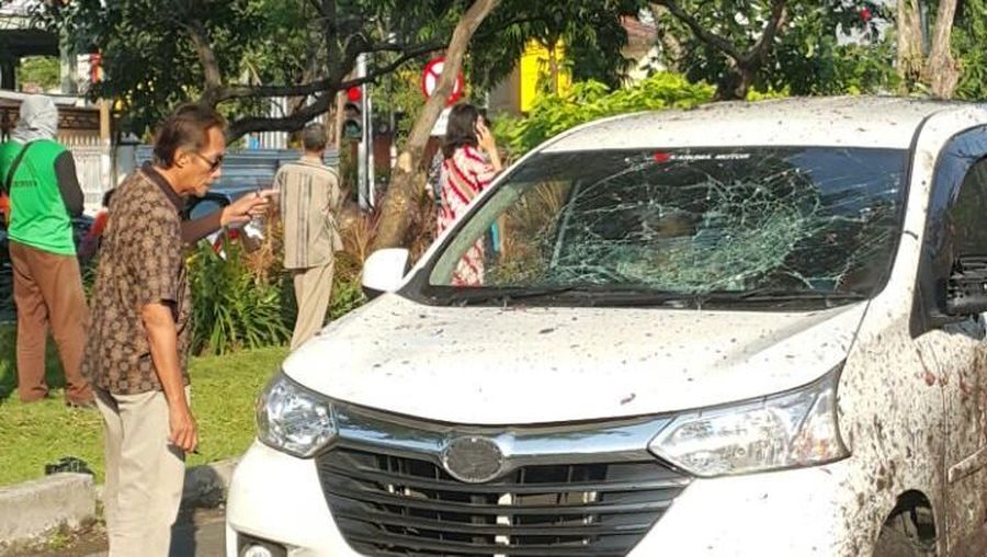 Laporan terkini menulis korban jiwa mencapai 11 orang dan setidaknya 41 orang terluka akibat ledakan bom di tiga gereja di Surabaya