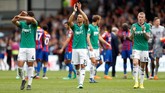 Para pemain West Bromwich Albion memberi ucapan terima kasih kepada penggemar setelah kalah dari Crystal Palace 0-2 di Selhurst Park. WBA merupakan penghuni dasar klasemen Liga Inggris 2018. (Reuters/Matthew Childs)