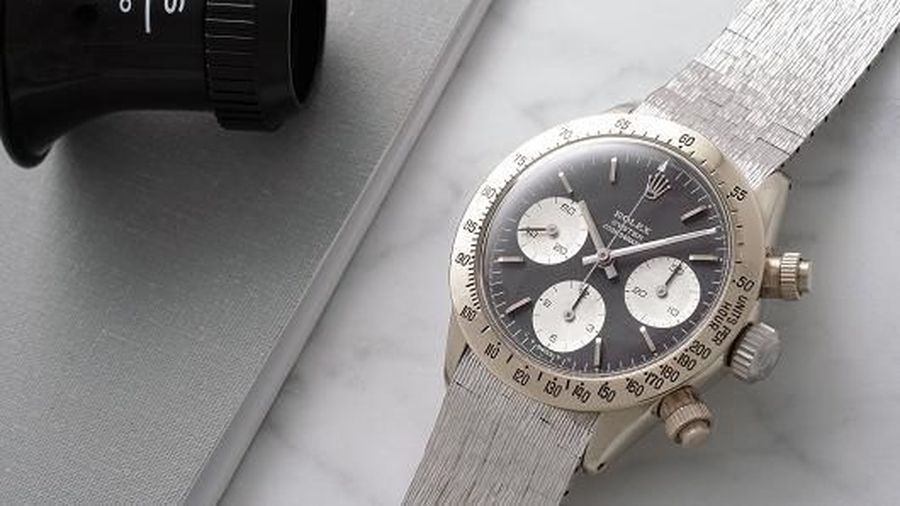 Berlapis emas putih 18 karat, jam yang diproduksi terbatas ini dikenal dengan julukan 