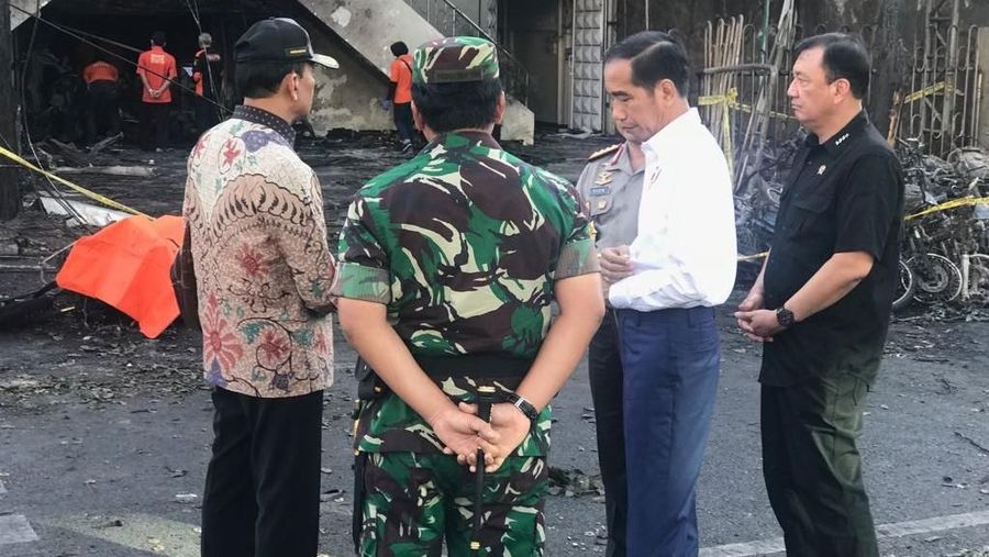 Presiden Joko Widodo terbang ke Surabaya dan menyambangi lokasi terjadinya ledakan bom di salah satu gereja yang menjadi target teror, Minggu (13/5/2018).