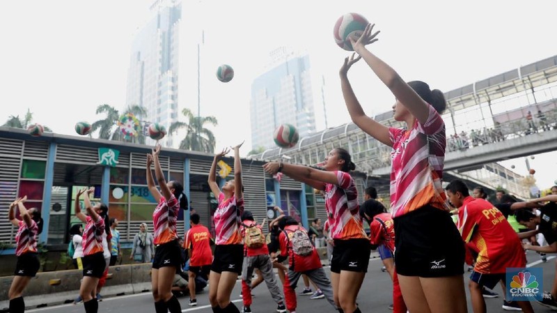 Ribuan peserta memeriahkan parade Asian Games 2018 di jalur car free day pada Minggu (13/5/2018). Parade digelar oleh Inasgoc untuk 100 hari jelang Asian Games.