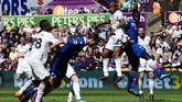 Swansea City menelan kekalahan 1-2 dari Stoke City di Stadion Liberty dan dipastikan terdegradasi ke Championship musim depan. Stoke sudah lebih dulu dipastikan terdegradasi. (REUTERS/Rebecca Naden)