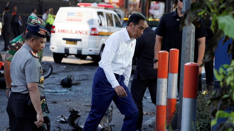 Presiden Joko Widodo terbang ke Surabaya dan menyambangi lokasi terjadinya ledakan bom di salah satu gereja yang menjadi target teror, Minggu (13/5/2018).