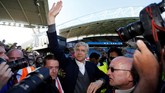 Arsene Wenger melambaikan tangan ke arah suporter usai Arsenal mengalahkan Huddersfield Town 1-0 di Stadion John Smith. Ini adalah pertandingan terakhir Wenger sebagai manajer Arsenal. (Reuters/Andrew Boyers)