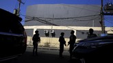 Anggota Detasemen Khusus 88 Antiteror menutup jalan di sekitar Mapolrestabes Surabaya, usai serangan bom bunuh diri, Senin (14/5). (REUTERS/Beawiharta).