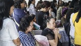 Para kerabat dari Martha Djumani berkumpul untuk berkabung atas kematian perempuan tersebut dalam teror bom di Gerja Pantekosta, Surabaya, 13 Mei 2018. (AFP PHOTO / JUNI KRISWANTO)