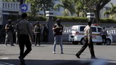 Anggota Detasemen Khusus 88 Antiteror siaga di Mapolrestabes Surabaya, usai serangan bom bunuh diri, Senin (14/5). (REUTERS/Beawiharta).
