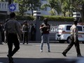 Polisi Geledah Seorang Warga di Area Mapolrestabes Surabaya